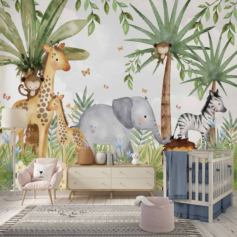 Papel de parede safari baby, com estampa de girafas, macacos, elefante, zebra, leão e ao fundo palmeiras, tudo em uma impressão que dá o aspecto de aquarela