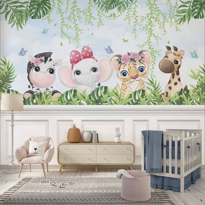 Papel de parede Safari Menina, com estampa de baby zebra, baby elefante, baby leão e baby girafa, e a fundo uma vegetação suspensa e rasteira com folhas verdes e palmeiras