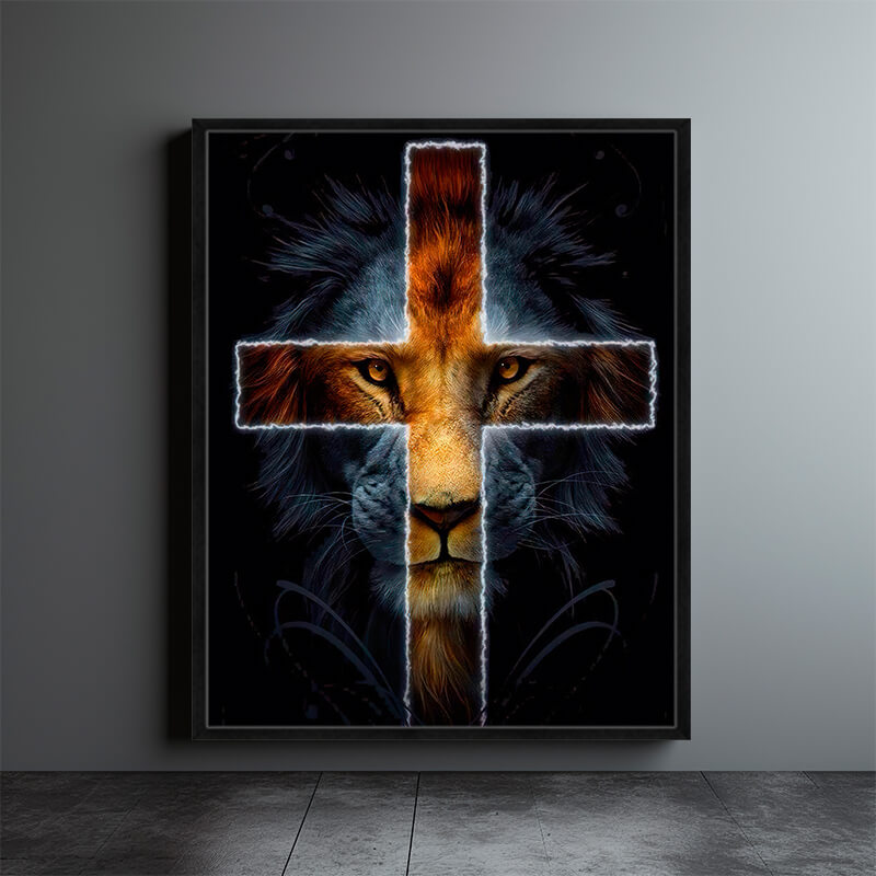Quadro decorativo Leão e a Cruz apresentando uma majestosa imagem de um leão em preto e branco com uma impressionante cruz colorida que corta sua face ao meio
