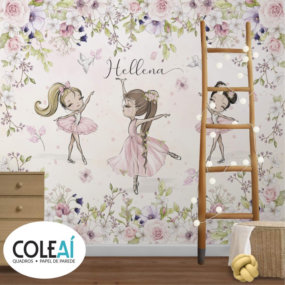 Papel de Parede Balé Hellena, com imagens de 3 bailarinas dançando, com flores ao redor, ainda por cima pode ser personalizado com o nome da sua filha no centro da imagem. Toda a imagem é feita para dar aspecto de textura aquarelada.